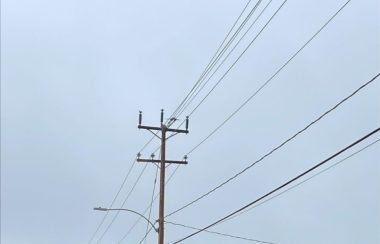 Un poteau de distribution entouré de fil électrique