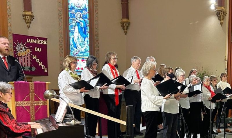 On peut voir les membres de la chorale « le Chœur de La Clé » en spectacle à l'église Sainte-Croix de Lafontaine. Les chanteurs sont tous habillés d'un pantalon noir et d'une chemise blanche.