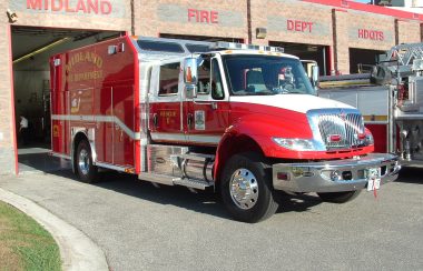 Camion d'incendie de Midlamn Ontario devant une caserne de pompiers.