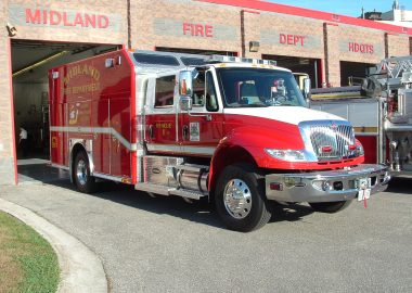 Camion d'incendie de Midlamn Ontario devant une caserne de pompiers.