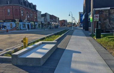 Rue king à Midland, avec une borne fontaire et un banc en ciman