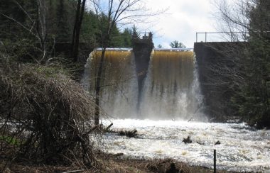 Le barrage du ruisseau Campbell déverse de l'eau