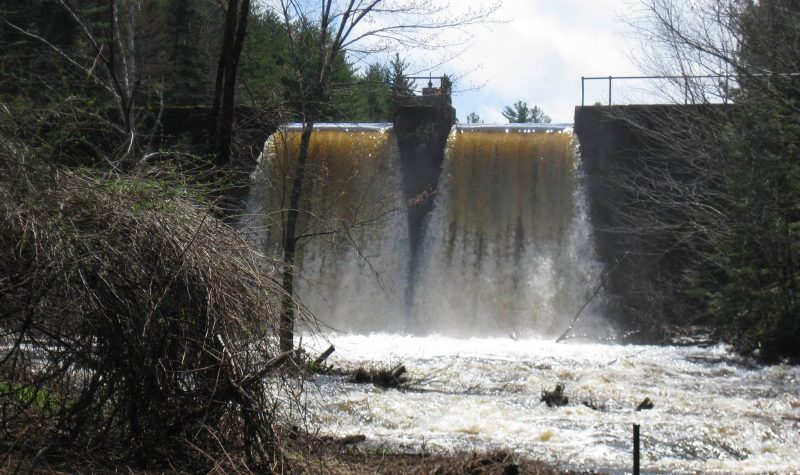 Le barrage du ruisseau Campbell déverse de l'eau