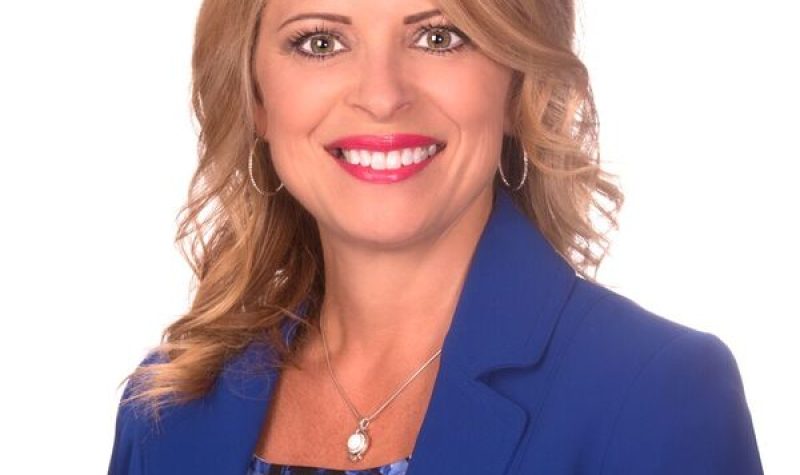 La directrice du district Monique Boudreau vêtue d'un veston bleu