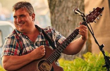 un homme avec une guitare