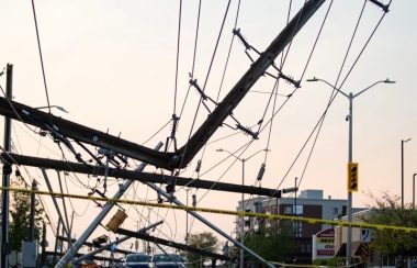 Câble d'électricité sur la route après l'orage