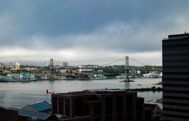 Le pont d'Halifax face à la base militaire. Paysage de la ville au petit matin.