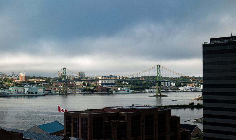 Le pont d'Halifax face à la base militaire. Paysage de la ville au petit matin.