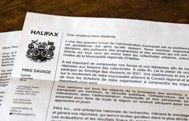 Les lettres reçues par les résidents tirés au sort avec le logo de la ville d'Halifax.