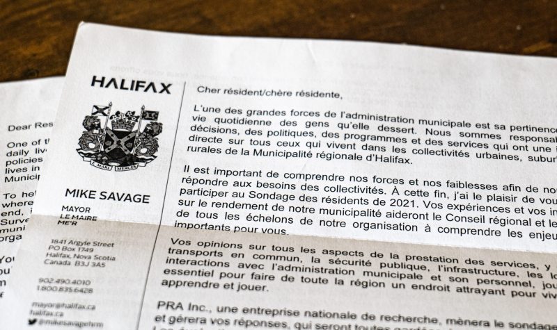 Les lettres reçues par les résidents tirés au sort avec le logo de la ville d'Halifax.