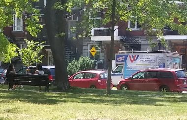 Deux des résidents interviewés par David Mezy au parc Beaubien à Montréal (Photo: David Mezy)