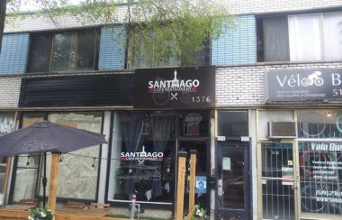Devanture de l'immeuble abritant le café-resto Santiago