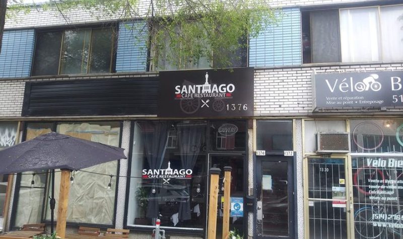 Devanture de l'immeuble abritant le café-resto Santiago