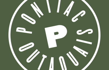 A white circle on a green background with the words Pontiac Outaouais in the middle ring and a capital P in the centre.