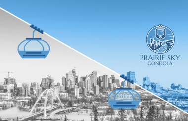 Photo du projet de Prairie Sky Gondola. On voit la ville d'Edmonton en arrière-plan. Une ligne diagonale sépare le côté supérieur droit de la couleur bleue et la côté inférieur gauche de la couleur grise. Deux télécabines se retrouvent sur la ligne diagonale.
