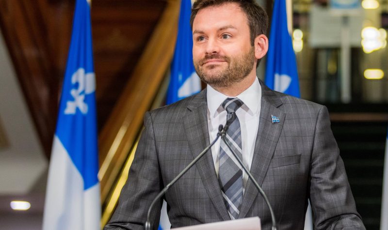 Monsieur Paul St-Pierre Plamondon, chef du Parti Québécois, vêtu d'une veste grise et cravate sur chemise bleue