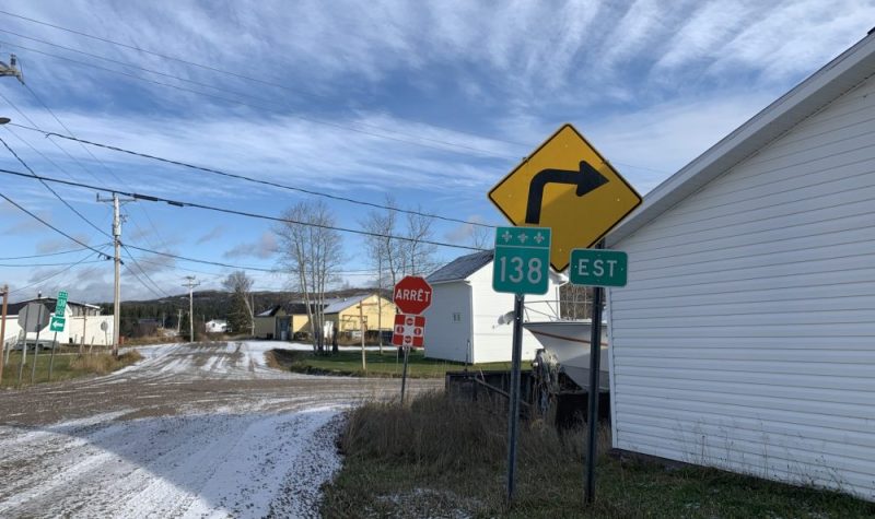 Un panneau indiquant la route 138 à l'intersection d'un village.