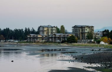 Photo of Parksville Bay and tourist accommodation buildings.