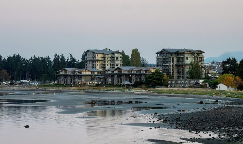 Photo of Parksville Bay and tourist accommodation buildings.