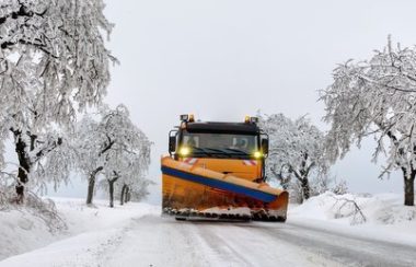 Camion de déneigement sur route enneigée