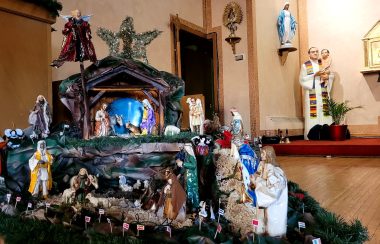 Un pesebre navideño ubicado en el piso de una iglesia