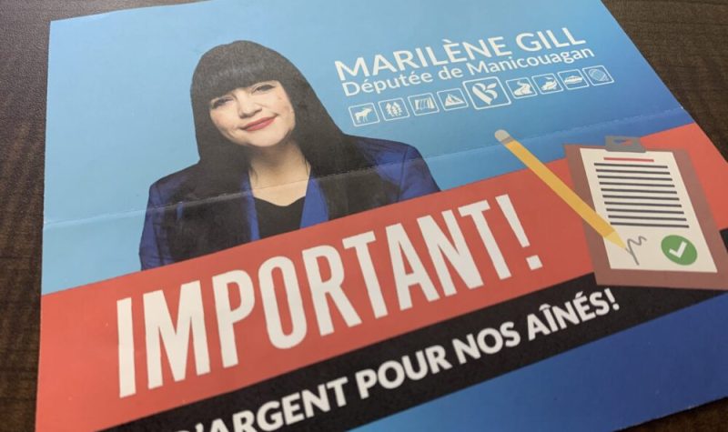 Un dépliant à moitié déployé montant le visage de la députée de Manicouagan, Marilène Gill, avec la mention « Important + d'argent pour nos aînés ».