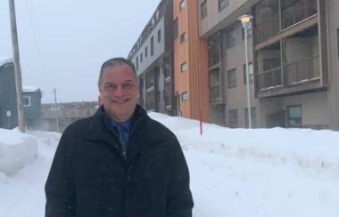 Philippe Pichet devant le mur-écran