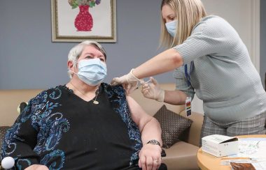 Ann Hicks, 77 ans, résidente de Northwood, recevant sa vaccination de l'infirmière Amanda Parsons. Photo : Gouvernement de la Nouvelle-Écosse.