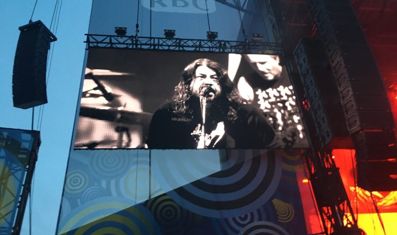 Dave Grohl des Foo Fighters sur l'écran géant du Bluesfest d'Ottawa