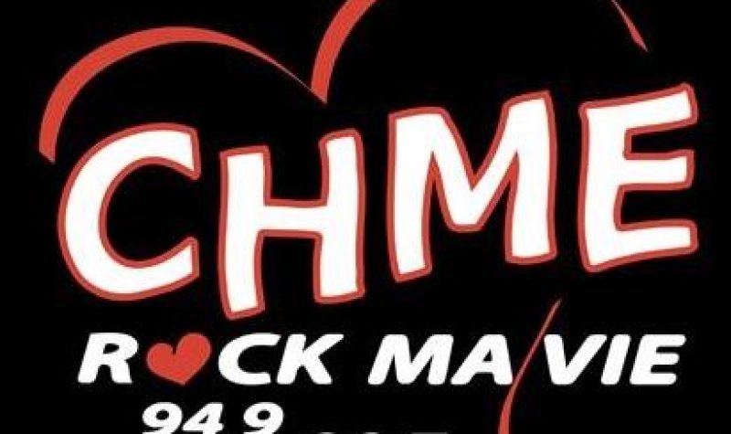 Logo de la station CHME inscrit en rouge et blanc avec la phrase Rock Ma Vie 94,9 et 99,7 inscrit en blanc. Le fond est noir avec un cœur rouge.