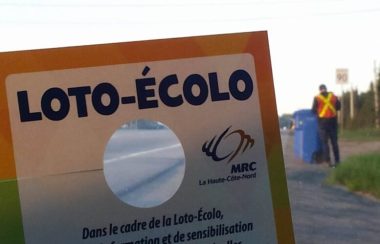 Affiche de la Loto-Écolo avec un agent de sensibilisation au loin qui vérifie un bac de recyclage