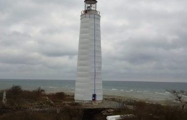 Le phare de Nottawasaga sous un ciel nuageux