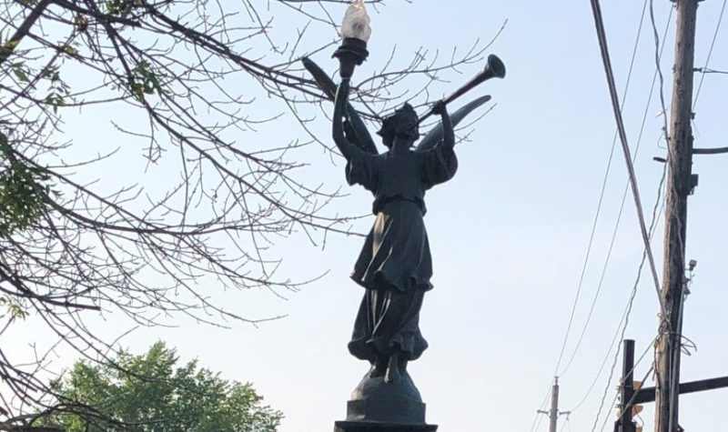 On peut voir l'une des statue d'ange à l'entrée actuel de Penetanguishene sur Penetanguishene Road. L'ange est en bronze et porte un flambeau dans une main et un clairon dans l'autre. Sur le socle que béton on peut voir une plaque commémorative ainsi que l'inscription « Quebec ».