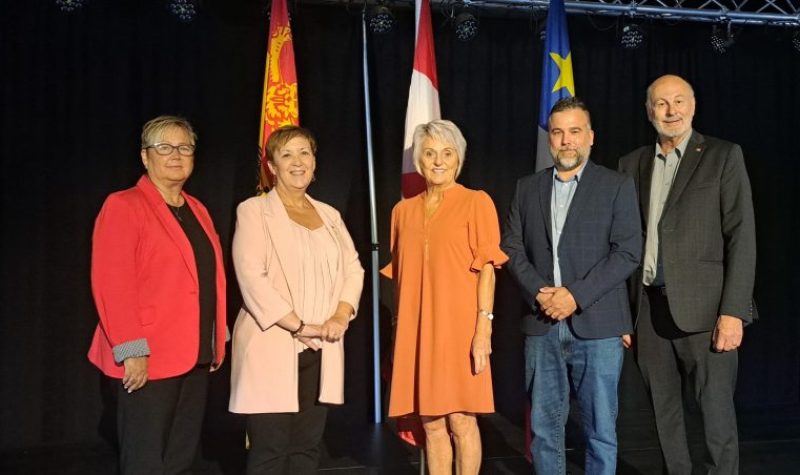 Photo officielle lors d’une conférence de presse. De gauche à droite Louise Poitras, directrice générale de l’association acéricole de Nouveau-Brunswick, Margaret Johnson, ministre de l'Agriculture, de l'Aquaculture et des Pêches, Nicole Somers, maire de Saint-Quentin, Frédérick Dion, Président de l’association acéricole de Nouveau-Brunswick ainsi que Réjean Savoie, député de Baie-de-Miramichi—Neguac.