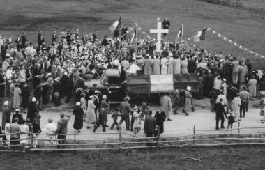 Ancienne photo démontrant des gens rassemblés pour le dévoilement d'un monument.