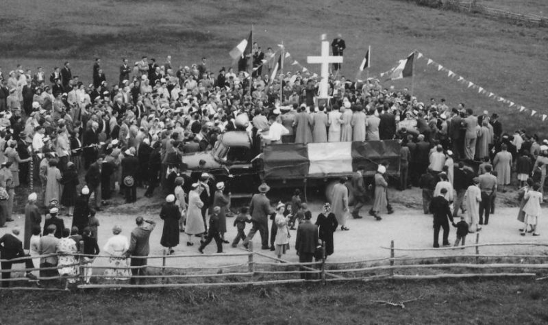 Ancienne photo démontrant des gens rassemblés pour le dévoilement d'un monument.