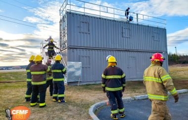 Des pompiers se pratiquent à réaliser des défis sur une maison de pratique.