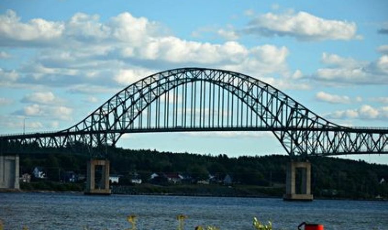 L'arc du pont Centenaire, qui traverse la rivière Miramichi