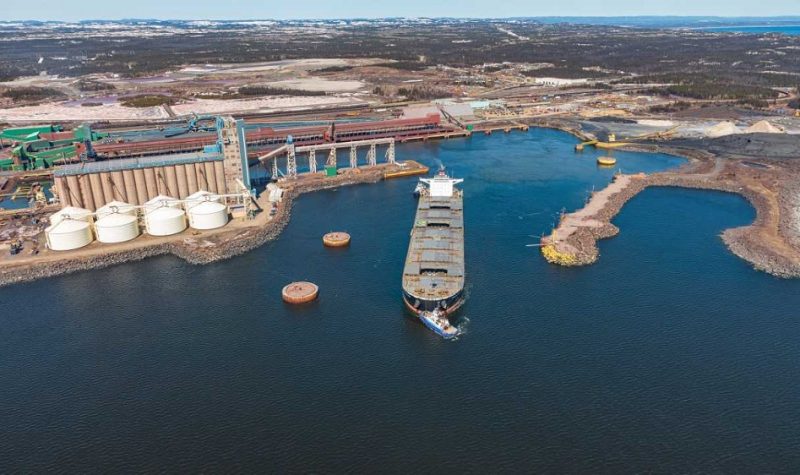 La manutention commence au culbuteur lors de l’arrivée d’un train de concentré de minerai de fer provenant du complexe minier de Mont-Wright à Fermont, à raison de deux wagons déversés à la fois et une moyenne de 245 000 wagons déversés chaque année. Photo : gracieuseté, ArcelorMittal.