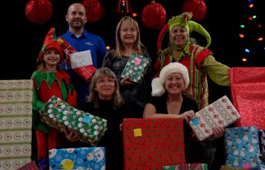 des personnes avec des cadeaux de Noel