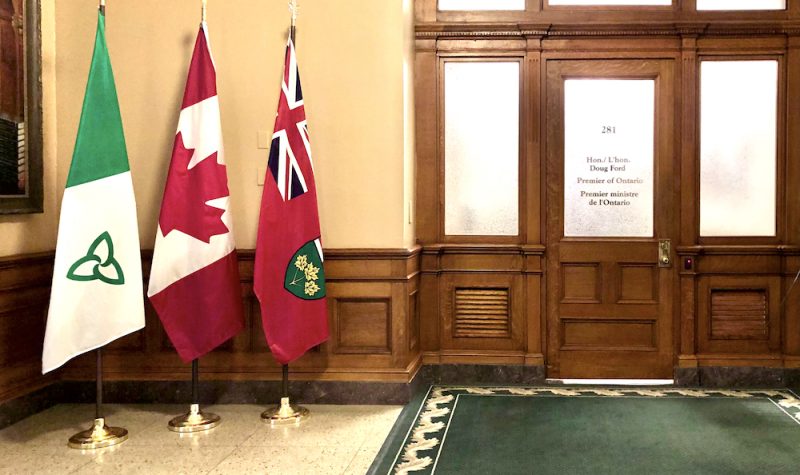 Drapeaux Franco-ontarien, canadien devant le cabinet du ministre de l'ontario.