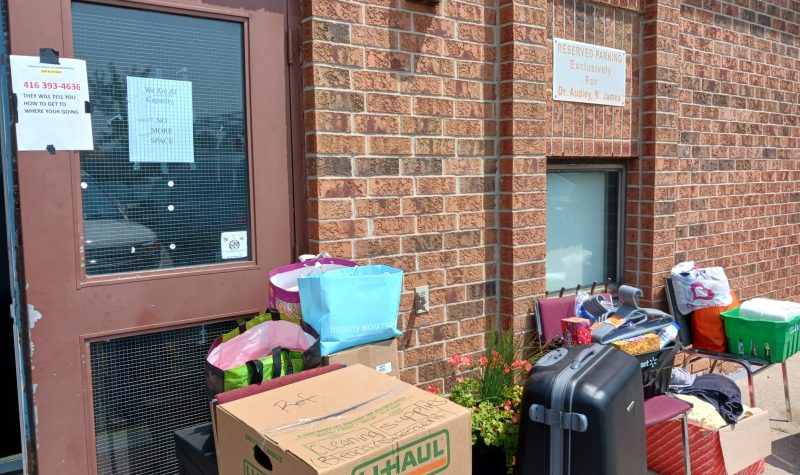 Una de las entradas al albergue temporal para solicitantes de refugio, donde se encuentran algunas de las donaciones que han llegado a la iglesia.