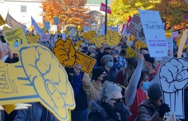 Des manifestants du SCFP à l'Assemblée législative