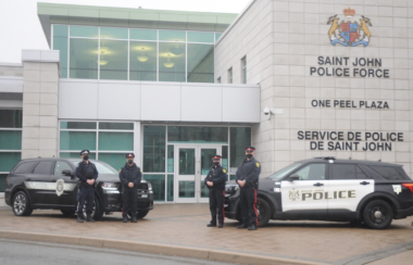 Les policiers de Saint-Jean devant le quartier général