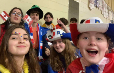 Des élèves de l'École Sainte-Anne célébrant la Semaine provincial de la fierté française