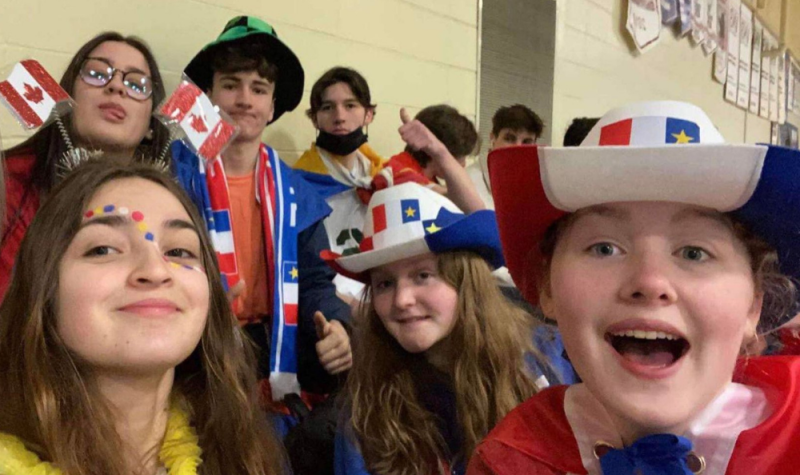 Des élèves de l'École Sainte-Anne célébrant la Semaine provincial de la fierté française