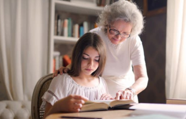 Une aînée et une jeune lisent ensemble