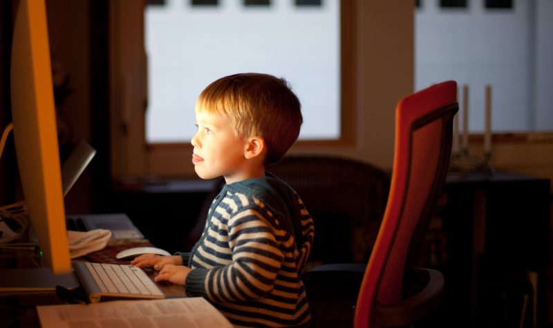 Quels usages des écrans pour quels impacts sur les jeunes enfants ? Photo : Lars Plougmann CC-BY-SA