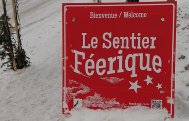 Red square sign at the beginning of the fairy trail. It reads Sentier Féerique.