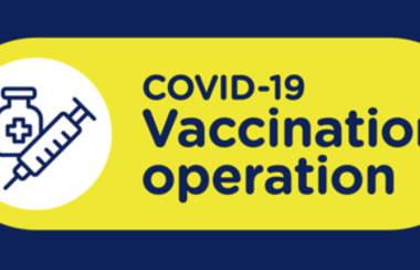 Yellow oval that reads in french COVID-19 operation vaccination